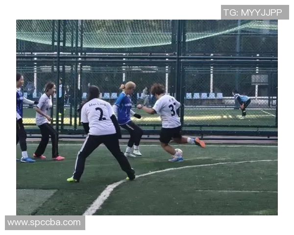 当足球激情化为冲突瞬间球星拉架展现体育精神与团队担当 当足球激情化为冲突瞬间球星拉架展现体育精神与团队担当